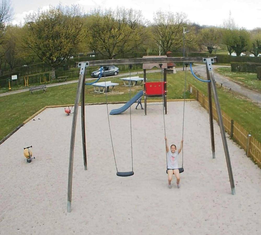 Zecamping 4 étoiles familial animaux acceptés avec piscine et soirées animées in Lons-le-Saunier, Jura