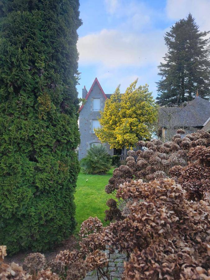 Gîte pour 2 personnes, avec piscine ainsi que vue et jardin à Saint-Brice-en-Coglès - 2