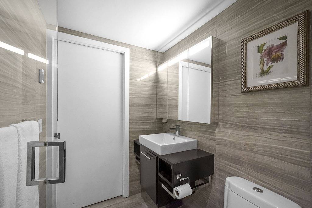 Ganze Wohnung, Designer 3 bed Luxurious finishings! Sleeps 8. Communal Hot tub  pool dry sauna  in Vancouver, British-Columbia