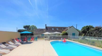 Cottage pour 30 personnes, avec jardin et jacuzzi ainsi que terrasse et piscine à Tuffé