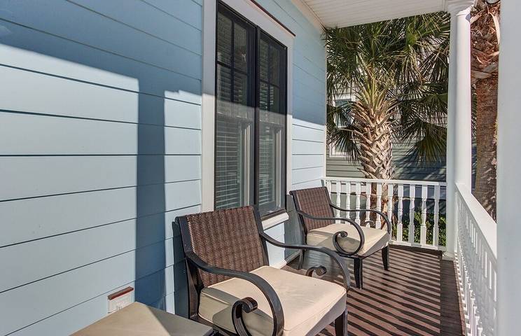 Vacation house for 8 people, with pool and balcony as well as yard in Isle of Palms
