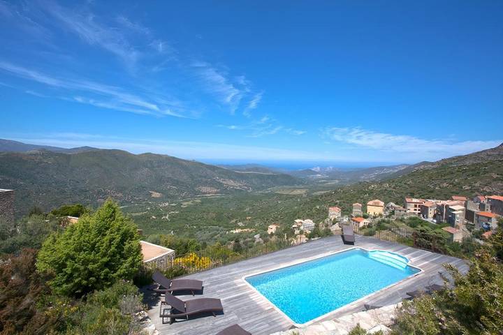 Gîte pour 3 personnes, avec piscine ainsi que jardin et vue à Lama