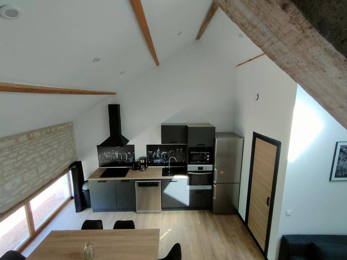 Appartement entier, Two-Bedroom Apartment in Berthegon, Vienne (France)