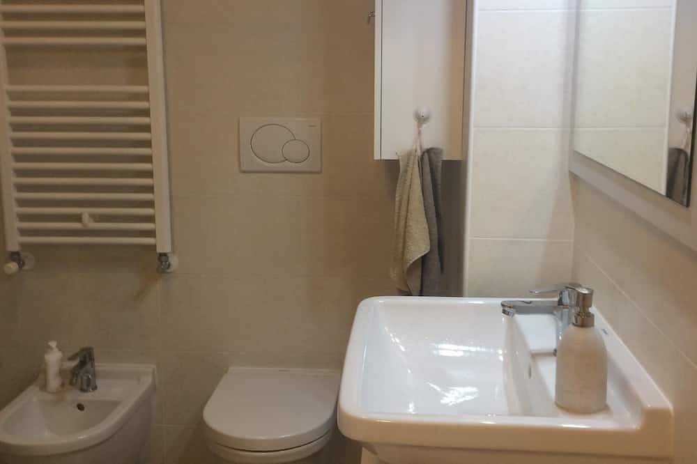 Entire apartment, Centro Senza Barriere Architettoniche Con Park Privato Diretto All'Ascensore in Trieste, Carso