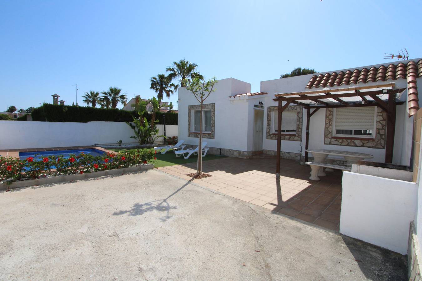 Casa Adena,ideal para tus vacaciones cerca del mar, wifi gratuito, aire acondicionado opcional, piscina privada, se admiten mascotas, playa para perros. in Riumar, Delta del Ebro