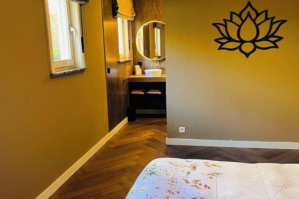 Luxury villa with jacuzzi. Perfectly located in wooded area, close to downtown! in Lommel, Limburg (Belgien)