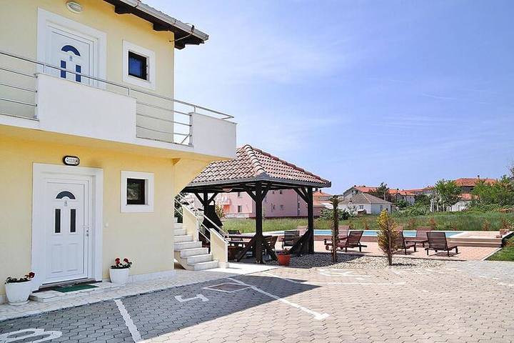 Ferienwohnung für 4 Personen, mit Terrasse und Pool sowie Garten in Zadar - 3