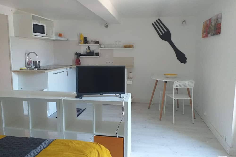 Appartement entier, Joli studio avec jardin, centre de Cuers, face à un parking in Cuers, Côte méditerranéenne (France)