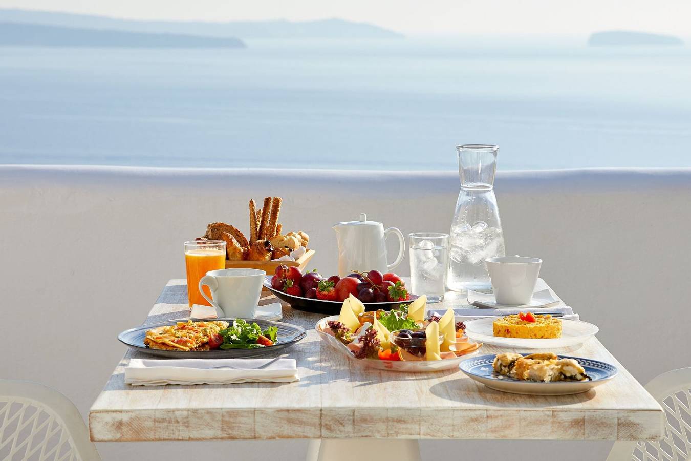 Splendid Santorini Suite | Junior Suite | Breathtaking Caldera Sea & Sunset Views and Hot Tub | Oia in Oia, Santorini