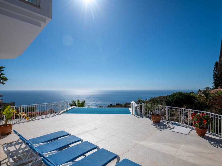 Apartamento para 8 personas, con jardín además de vistas al mar y piscina en Salobreña