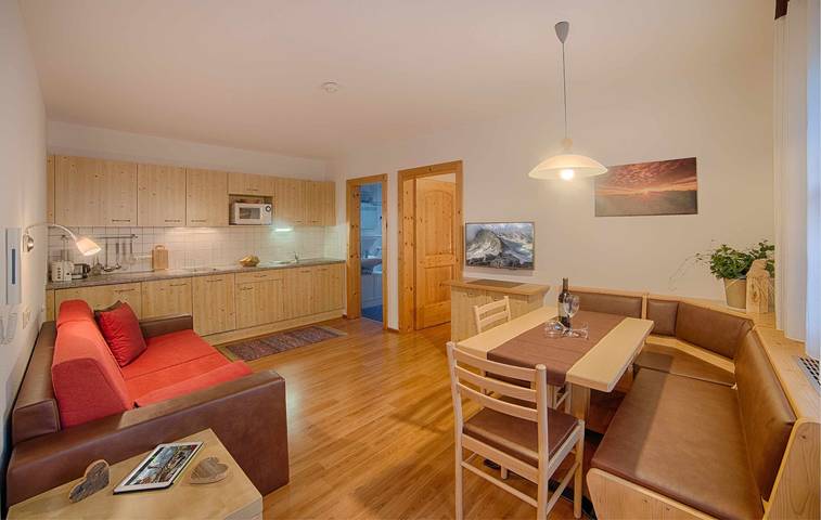 Hel lejlighed, Apartment "Löfflerblick A Wollbachspitz" with Mountain View, Wi-Fi, Sauna & Jacuzzi in Hohe Tauern, Ahrn-dalen