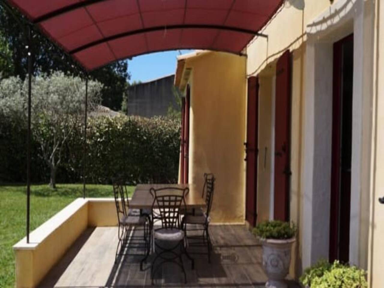 Entire apartment, House in Alpilles with Pool and Garden in Cornillon-Confoux, Aix-en-Provence region