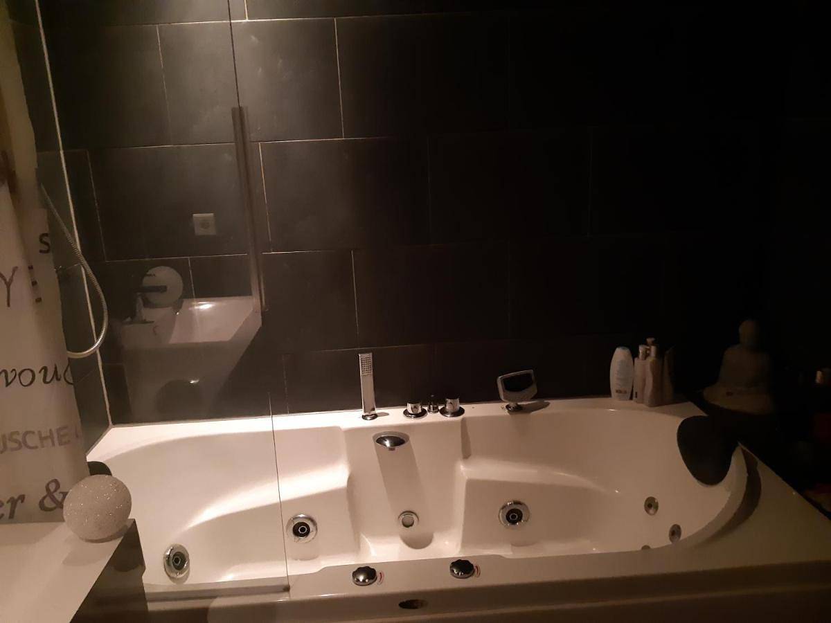 Jacuzzi Amsterdam Center Apartment Sunny Top Floor in Amsterdam West, Nederlandse kust