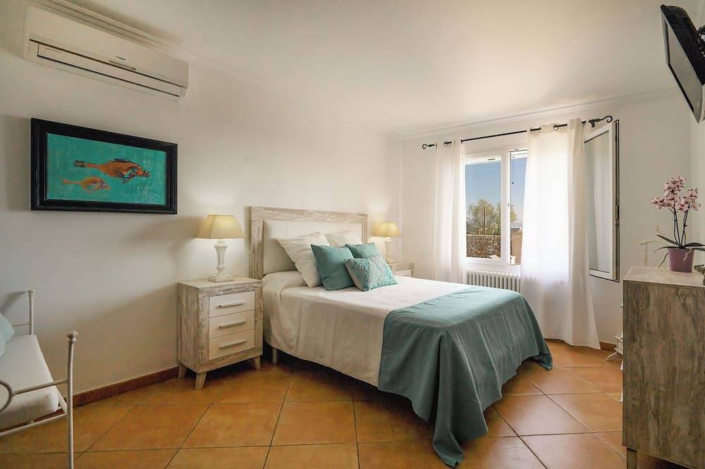 Charming spacious villa, 200 m from the sea, swimming pool, garden, Ac, wifi... in Punta Prima, Sant Lluís