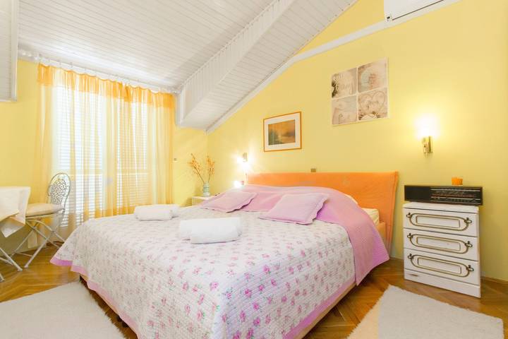 Ferienwohnung für 4 Personen, mit Balkon/Terrasse in Sibenik
