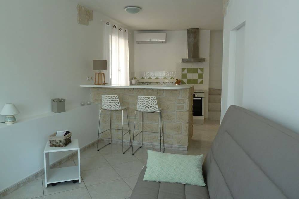 Entire apartment, Air-conditioned Studio on the Ground Floor, in Historic Mèze, Bassin de Thau in Mèze, Côte d'Améthyste