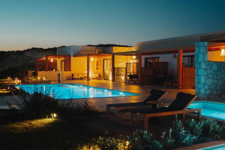 Chambre d’hôte pour 2 personnes, avec terrasse et piscine ainsi que vue et jardin dans Milos