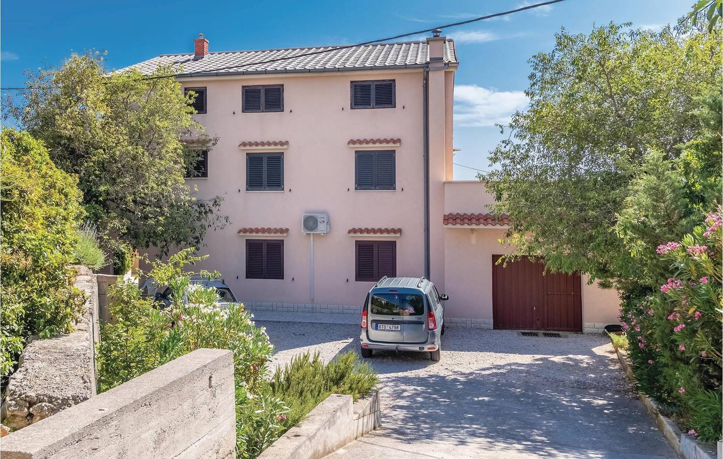 Ganze Ferienwohnung, Apartment mit Meerblick und Terrasse: 2 km zum Strand, Parkplatz & WLAN in Novi Vinodolski, Primorje-Gorski Kotar