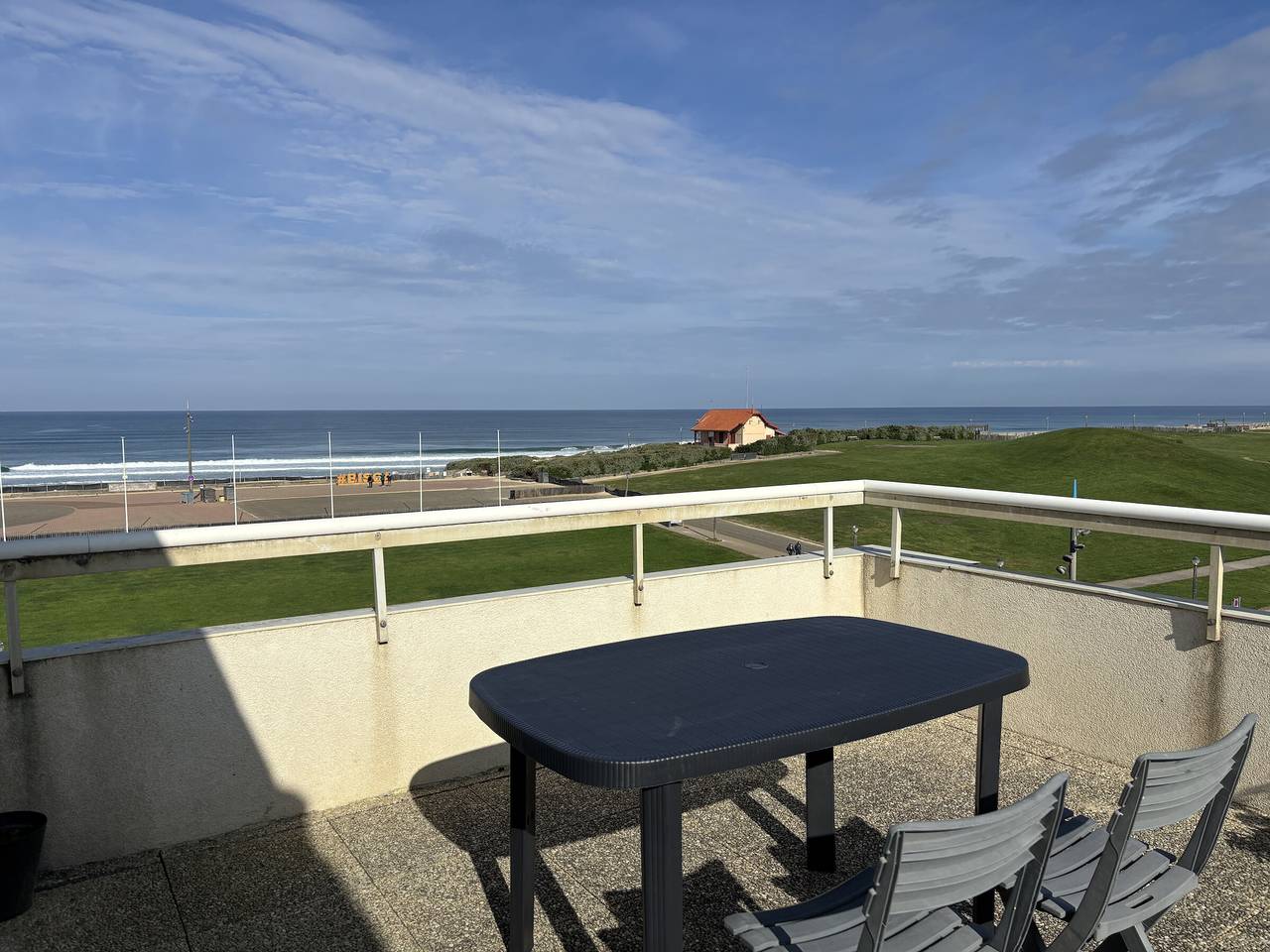 Ganze Wohnung, Biscarrosse Strand: 2-Zi-Wohnung mit Terrasse, Parkplatz, Meeresfront in Biscarrosse Plage, Biscarrosse