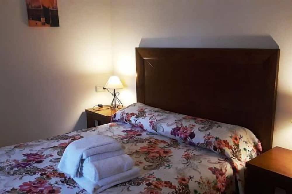 Entire apartment, Terrace Apartment. Building Toledo Magico. 2 people. in Toledo, Toledo Province