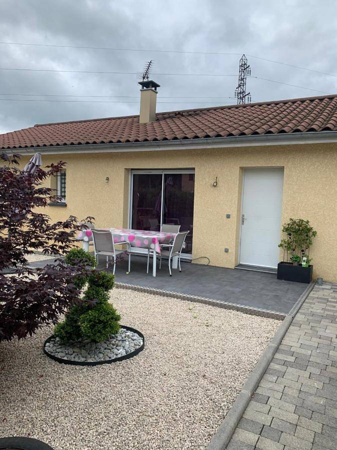 Location de vacances pour 5 personnes, avec piscine et terrasse ainsi que vue et jardin dans Belleville-en-Beaujolais - 4