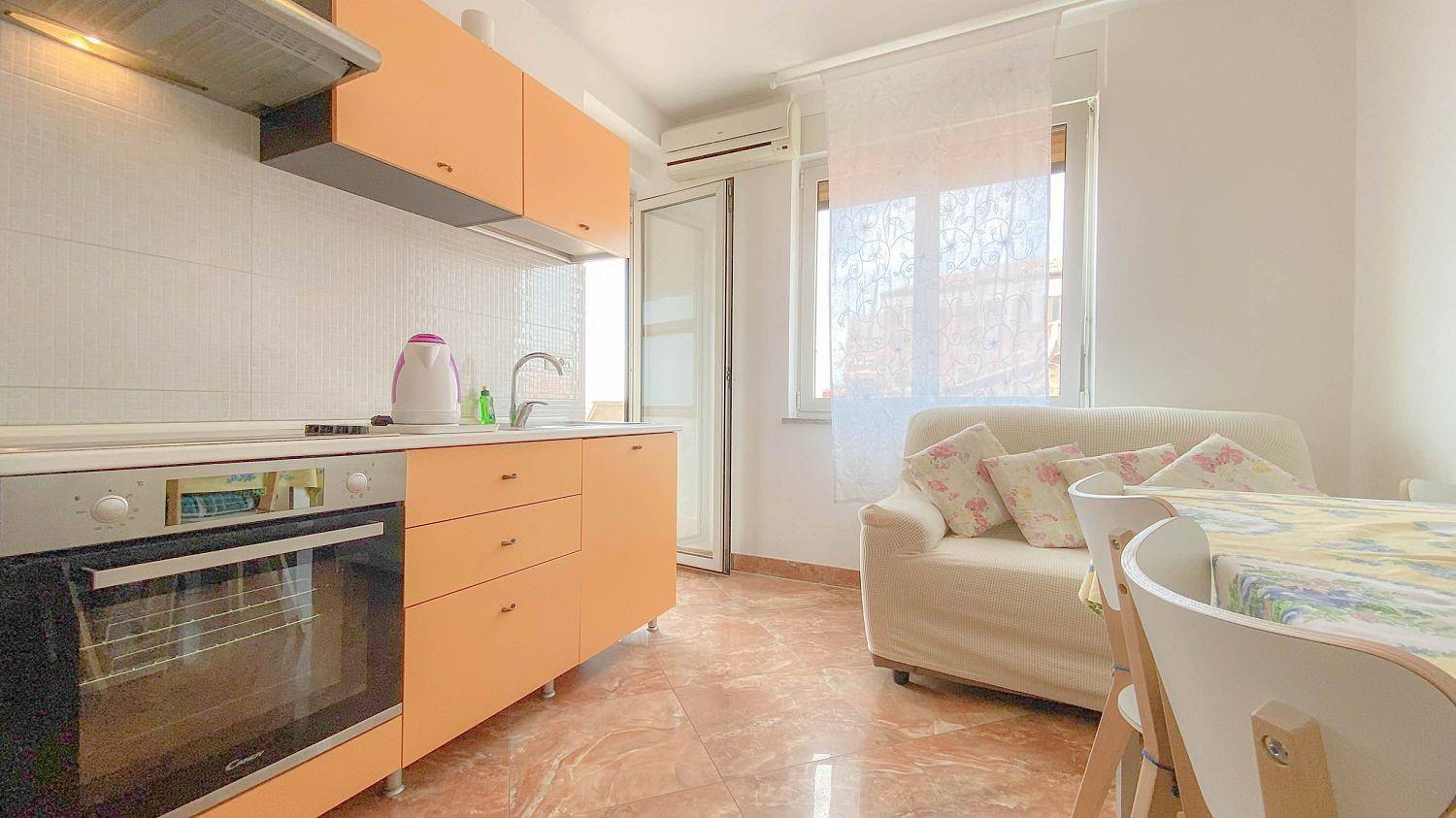 Ganze Wohnung, Reizendes Apartment mit Meerblick und nur 20 Meter zum Strand in Novigrad, Umag und Umgebung