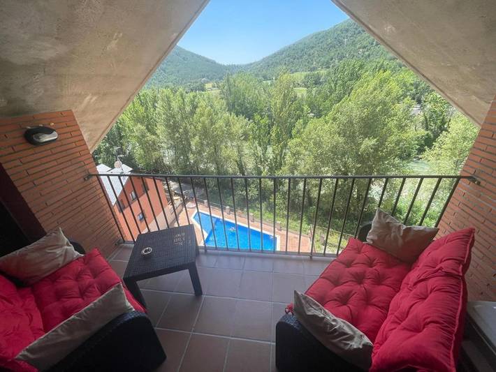 Apartamento para 6 personas, con Balcón y Jacuzzi además de Terraza y Piscina para niños en Boltaña