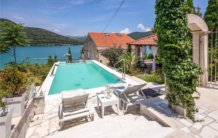 Gemütliche 195 m² große Wohnung mit Pool, WLAN und nur 300 m von der Küste entfernt in Ston, Dubrovnik-Neretva