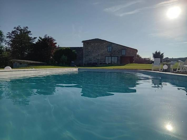 Location de vacances pour 12 personnes, avec Terrasse et Jardin ainsi que Piscine et Vue à Tonnac