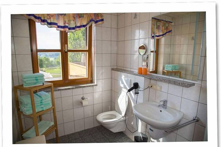 Ganze Wohnung, Gemütliche Ferienwohnung (62qm) mit zwei Schlafzimmern und Balkon in Theisseil, Naturpark Nördlicher Oberpfälzer Wald