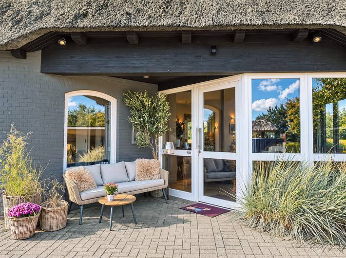 Casa con techo de paja 'Atelier Bankrovers' en ubicación exclusiva con estufa de leña y sauna de barril in Gokels, Distrito de Rendsburg-Eckernförde
