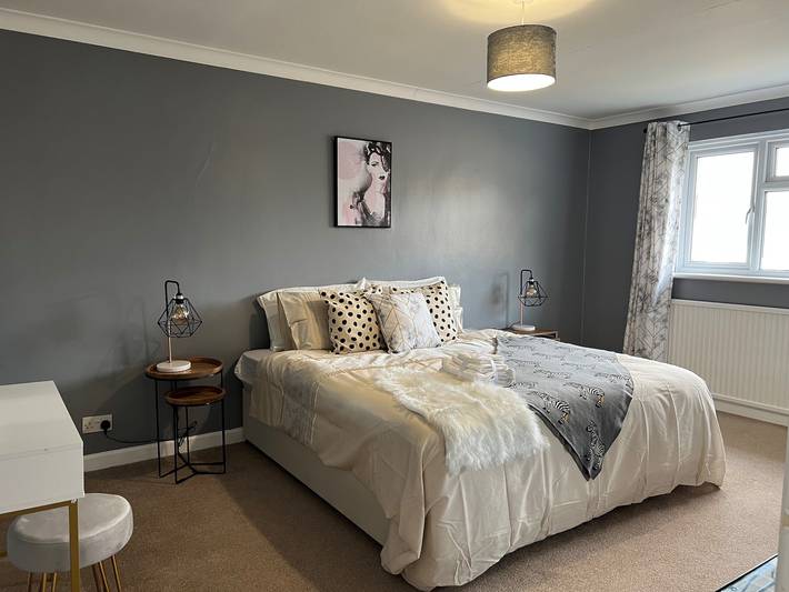 Charming 4-Bed House in Cheltenham, Free Parking in Cheltenham, Gloucestershire