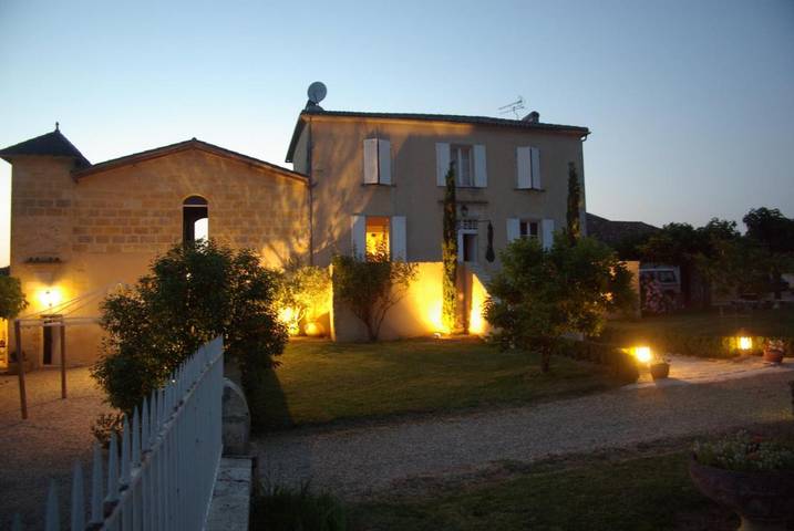 Location de vacances pour 12 personnes, avec piscine ainsi que vue et jardin à Capian - 3