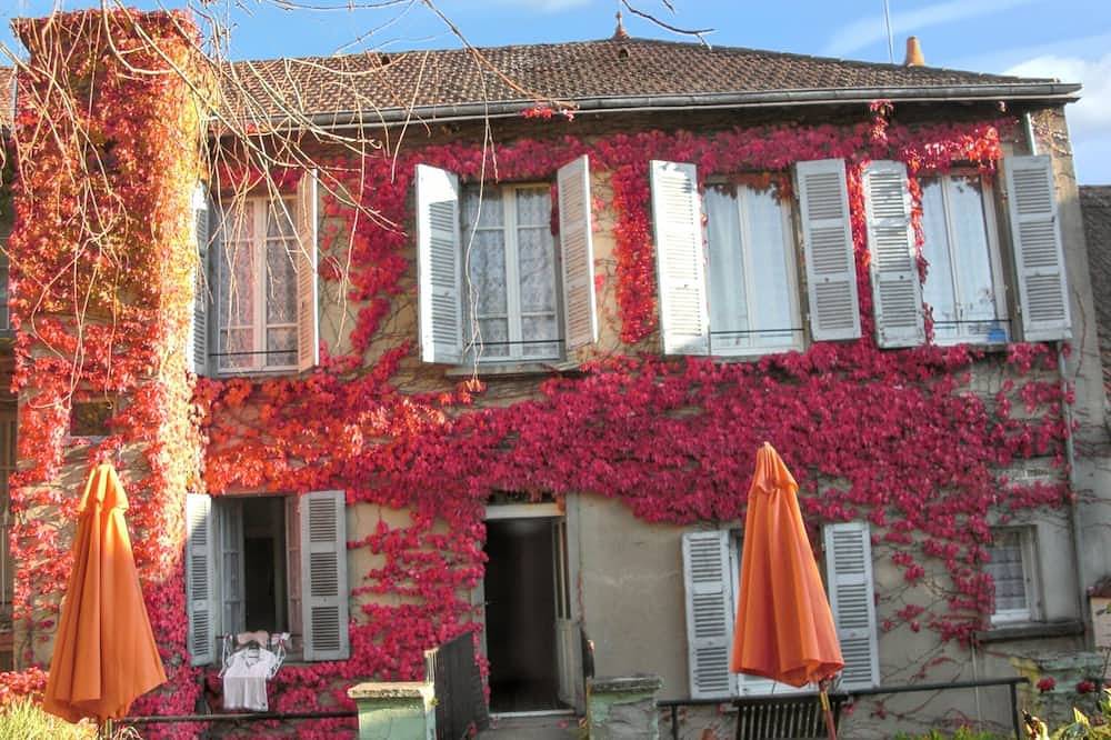 Entire apartment, Homerez - Studio in Néris-les-Bains in Néris-les-Bains, Montluçon region