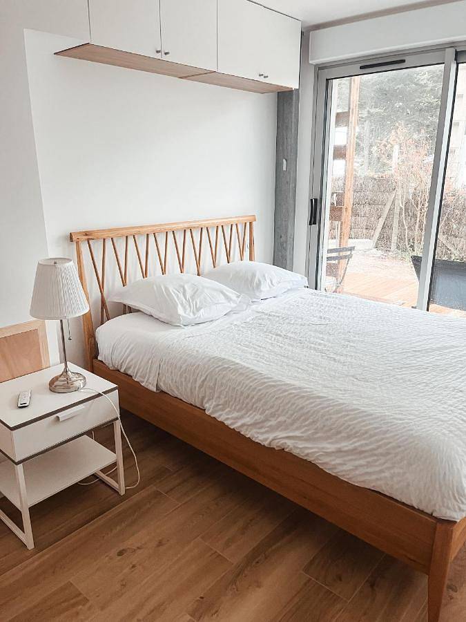 Location de vacances pour 2 personnes, avec jardin ainsi que vue et terrasse dans Plage Du Port Meleu Prefailles - 3
