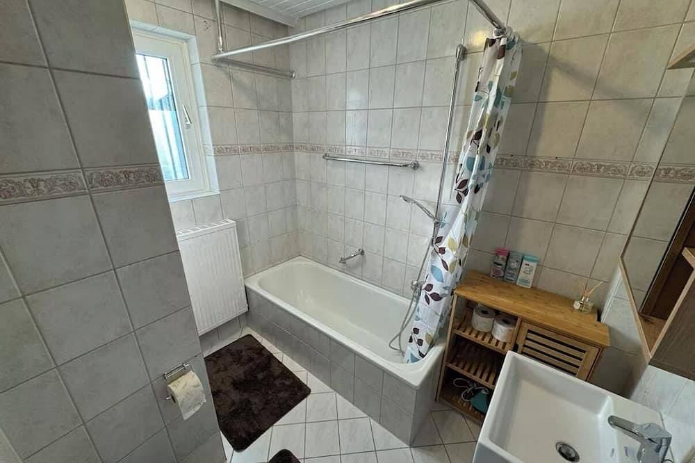 Ganze Wohnung, Große Ferienwohnung mit Garten und Wallbox - auch Haustiere willkommen in Künzell, Rhön-Hessen