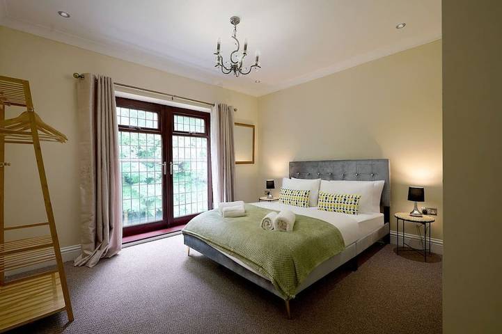 Spacious 7Br Home, families & Contractors, Hot Tub in Staffordshire