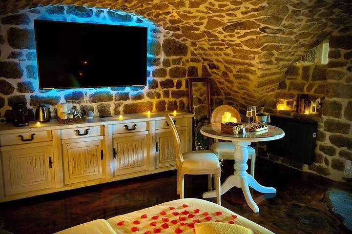 Romantic rock refuge - Private spa and exceptional panorama in Vallées-d'Antraigues-Asperjoc, Parc naturel régional des Monts d'Ardèche