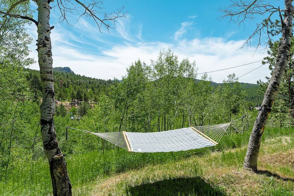 Owl Chalet - 1950's Cabin close to hiking, creek, and brewery! in Gilpin County