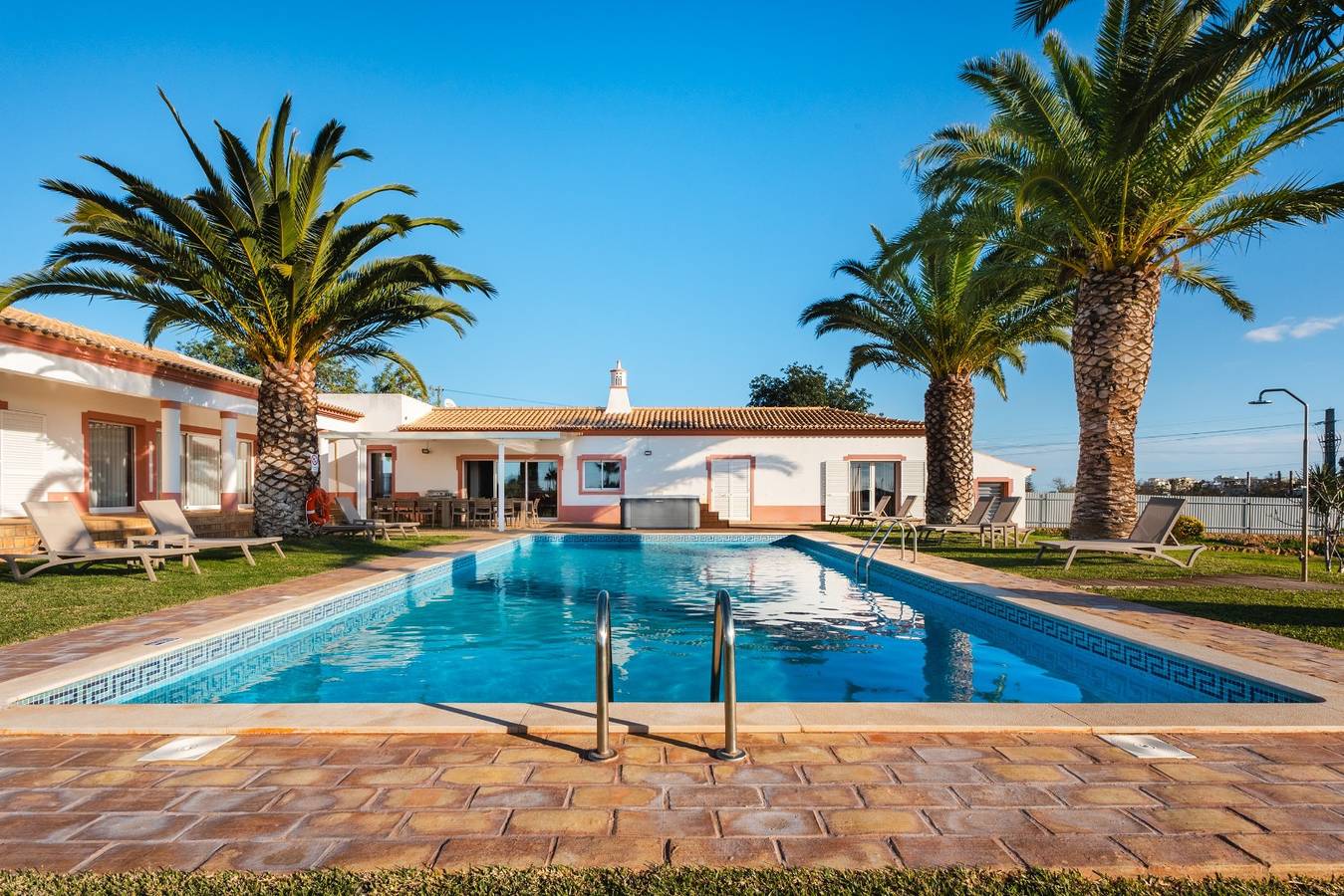 Villa 'Las Rosas' with Private Pool, Wi-Fi and Air Conditioning in Albufeira, Faro District