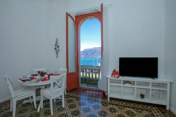 Apartamento entero, Residenza Gardenia - Lake View Balcony Apartment in Luino Center in Luino, Comune di Luino