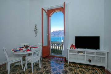 Vacation Rental for 5 Guests in Comune di Luino, Lago Maggiore (Lombardy), Picture 1