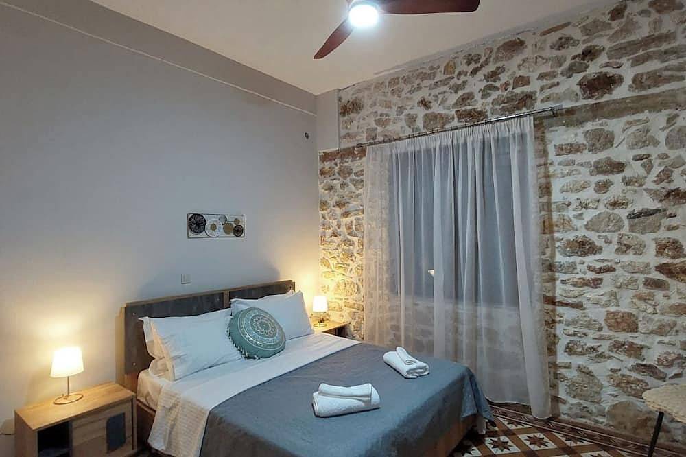Stone-built 80 m2 2bedroom villa in Preveza center with private garden & Parking in Preveza, Preveza Regionalbezirk