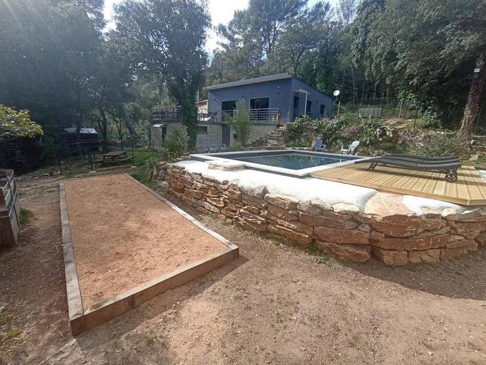 Location de vacances pour 6 personnes, avec jardin et vue ainsi que terrasse et piscine à Évenos - 2