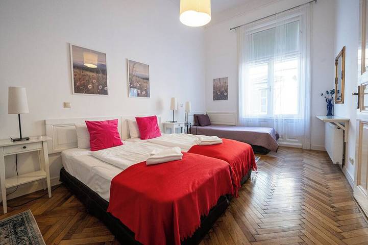 Appartement entier, 3 chambres et 3 salles de bain, immense, parking gratuit, centre-ville pour les familles et les groupes in Budapest, Danube-Ipoly National Park