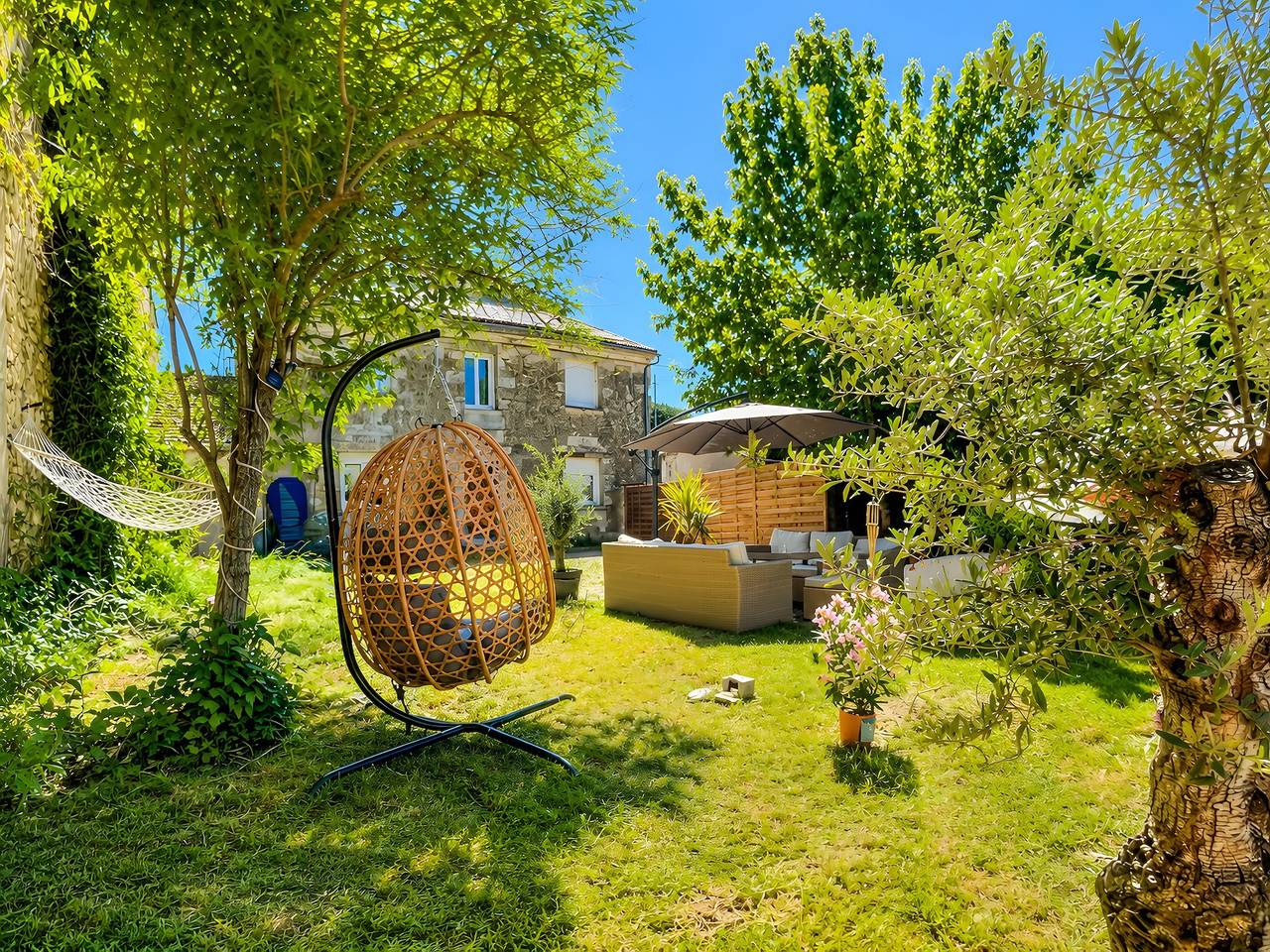 Villa entera en Eyrans: 10 personas, 5 habitaciones, 5 camas, 4 baños in Eyrans, Región de Blaye