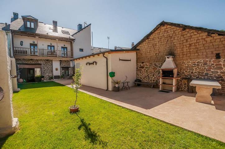 Casa rural para 18 personas, con Balcón además de Terraza y Jardín en Ponferrada