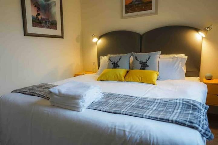 Cosy, central, super king bed, free parking, dog friendly in Blairgowrie (Perthshire), Perthshire