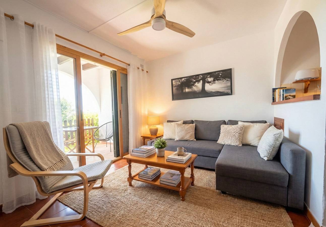 Apartamento entero, Apartamento 'Costa Arenal 5' con piscina compartida, terraza privada y Wi-Fi in Arenal d'en Castell, Es Mercadal