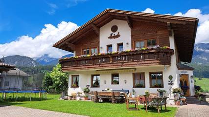 Ferienwohnung für 2 Personen, mit Garten und Ausblick sowie Sauna, kinderfreundlich in Schladming-Dachstein